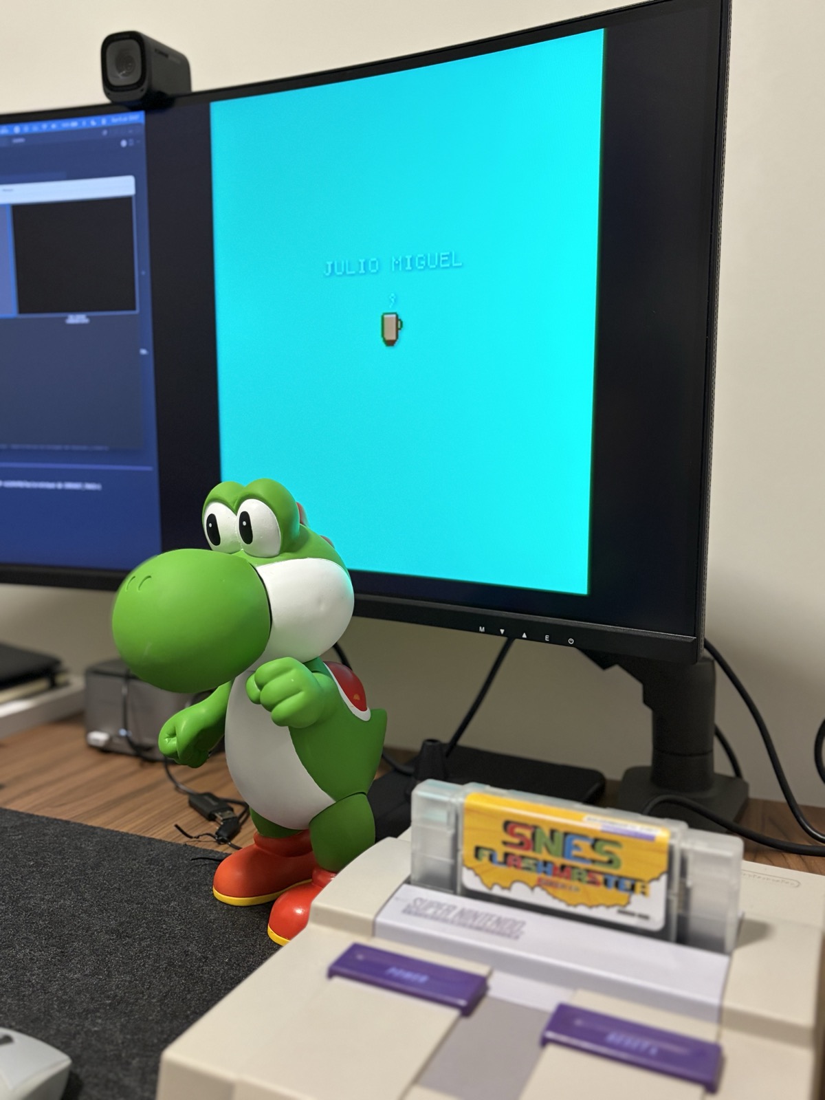 Meu primeiro Hello World rodando num Super Nintendo real, com o texto JULIO MIGUEL e uma xícara em sprite na tela